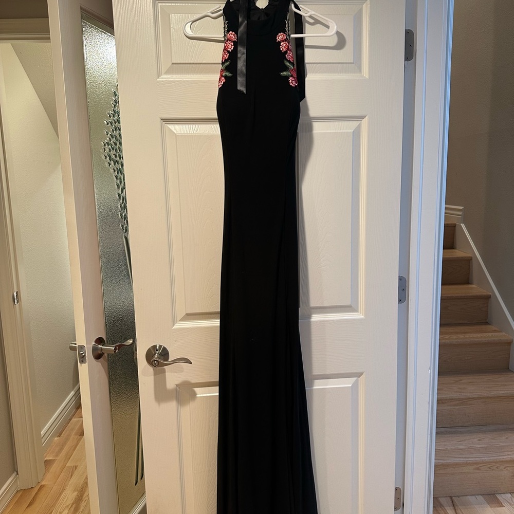 Elegant Black Dress with Floral Embroidery